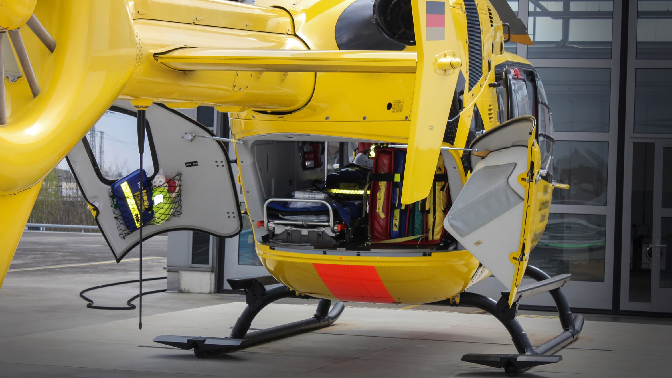 Helikopter mit schwenkbarer Patientenliege