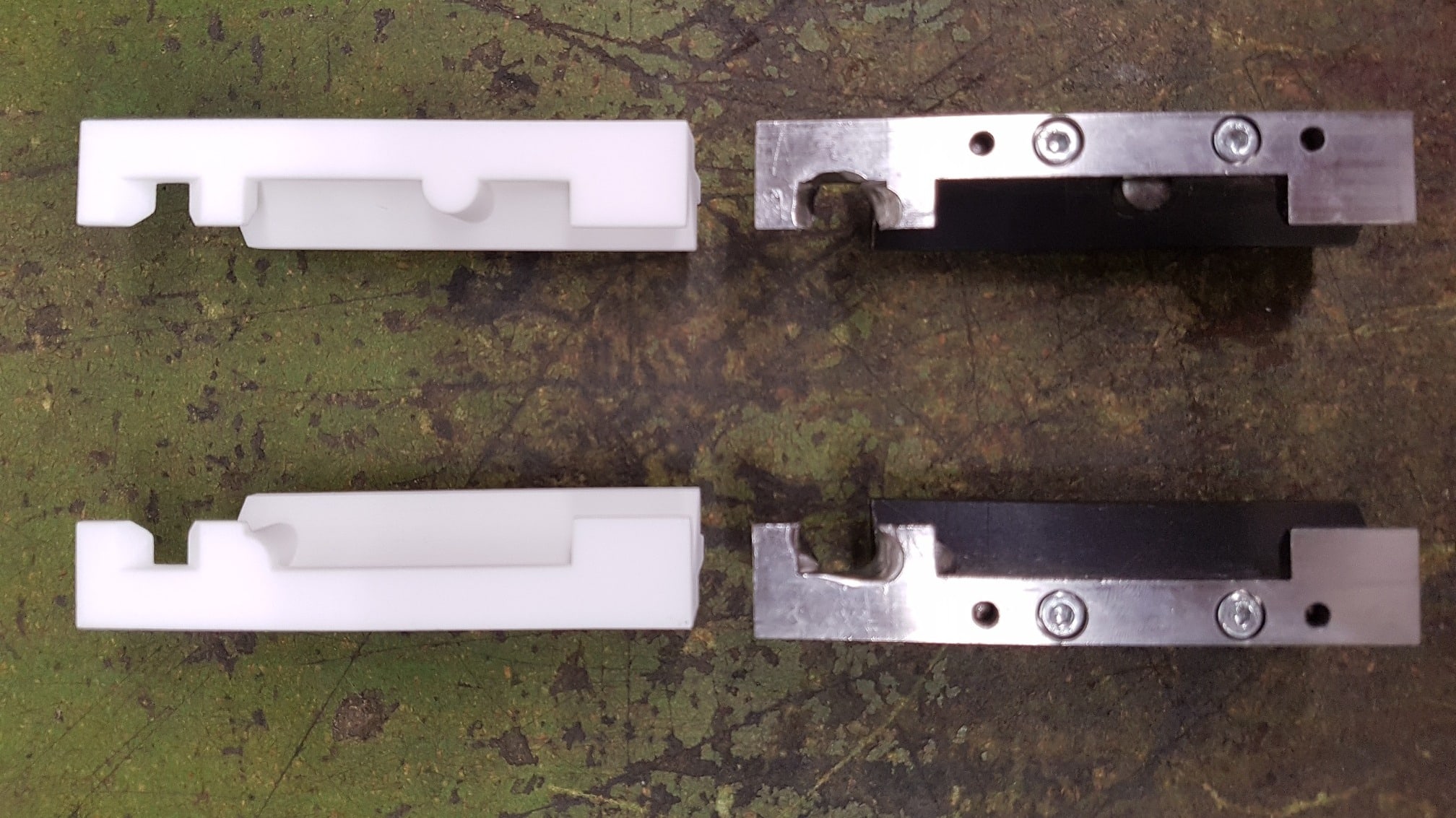 Roboter Greifer, rechts herkömmlich in Stahl, links neu im SLS Verfahren gedruckt
