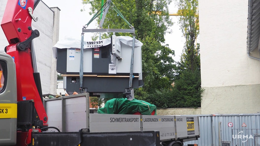 Trotz Regenwetter verlief das Abladen der neuen HAAS CNC Maschine einwandfrei