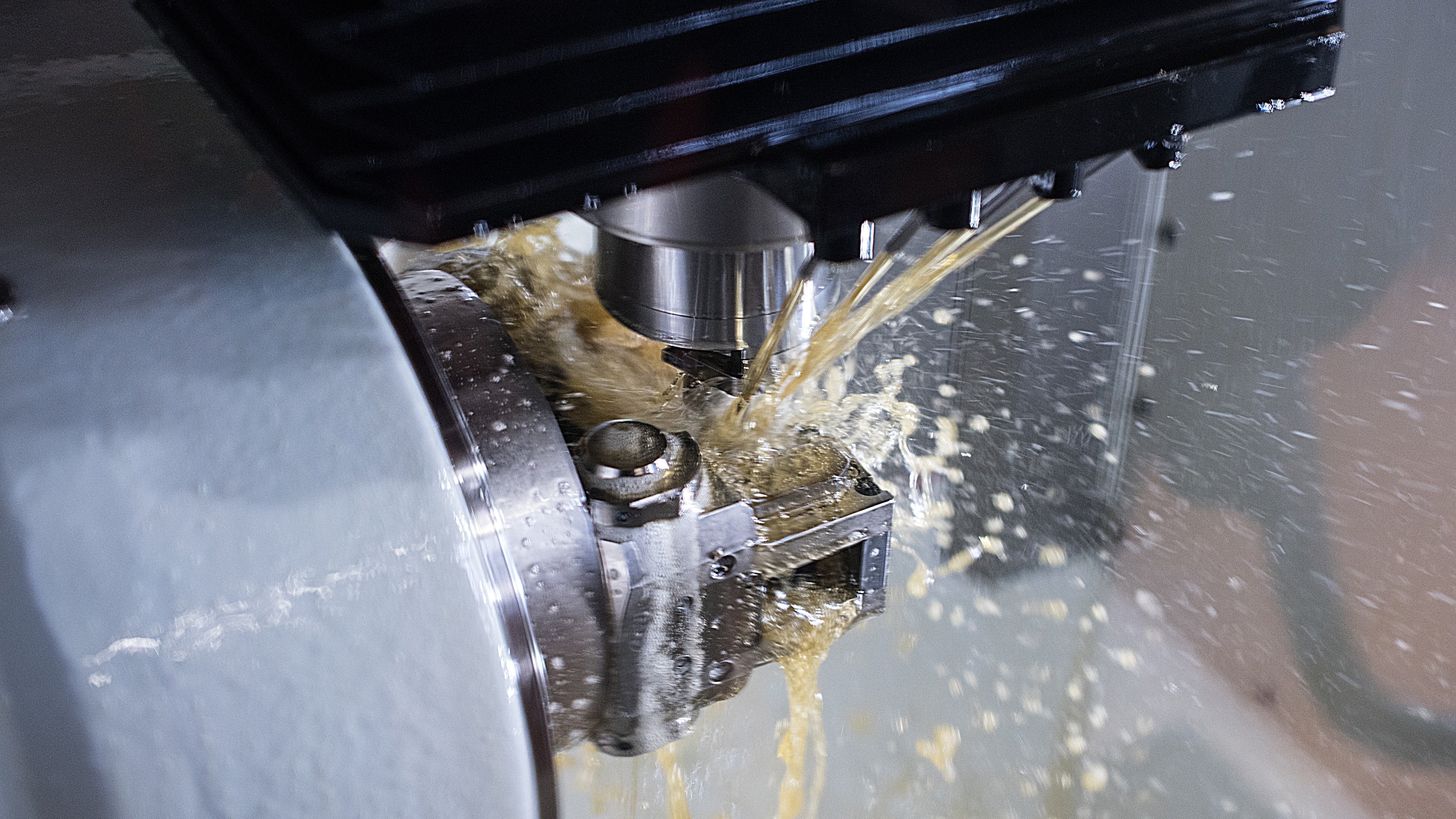 The prizewinning power index chuck from RÖHM supports machining from three sides with just one clamp