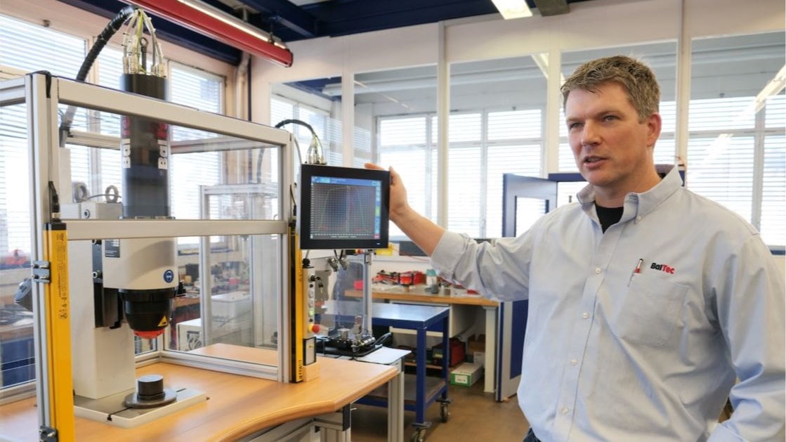 BalTec Produktmanager Klaus Huber demonstriert die Prozessüberwachung der elektrischen Nietmaschine.