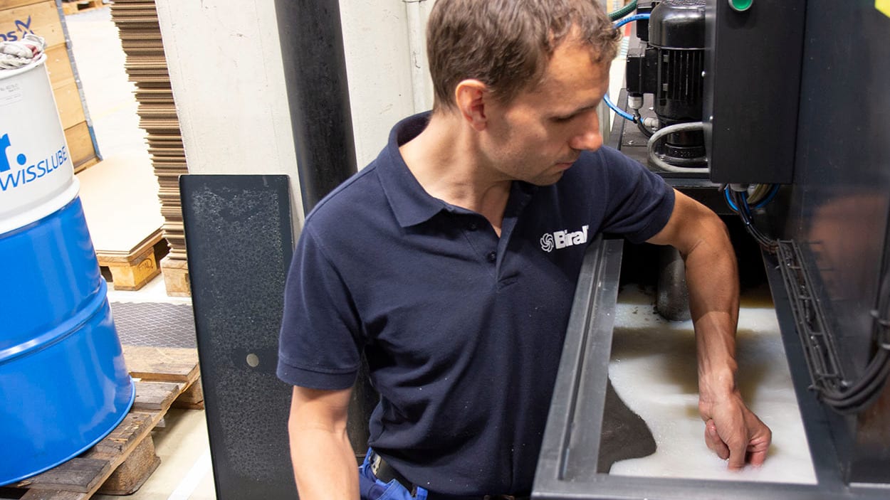 "Everything clean – machines, workpieces and emulsion", says Markus Zenger from Biral AG (Switzerlan