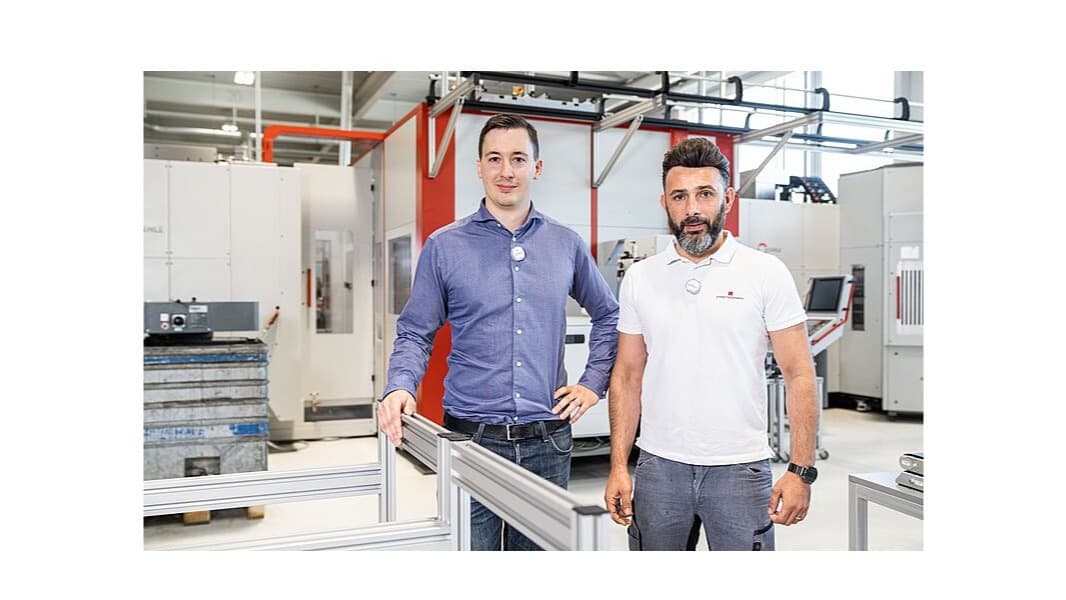Manuel Gmeiner (links), Geschäftsführer der Heron CNC Technik GmbH mit Sunay Kartal, CNC Fräser