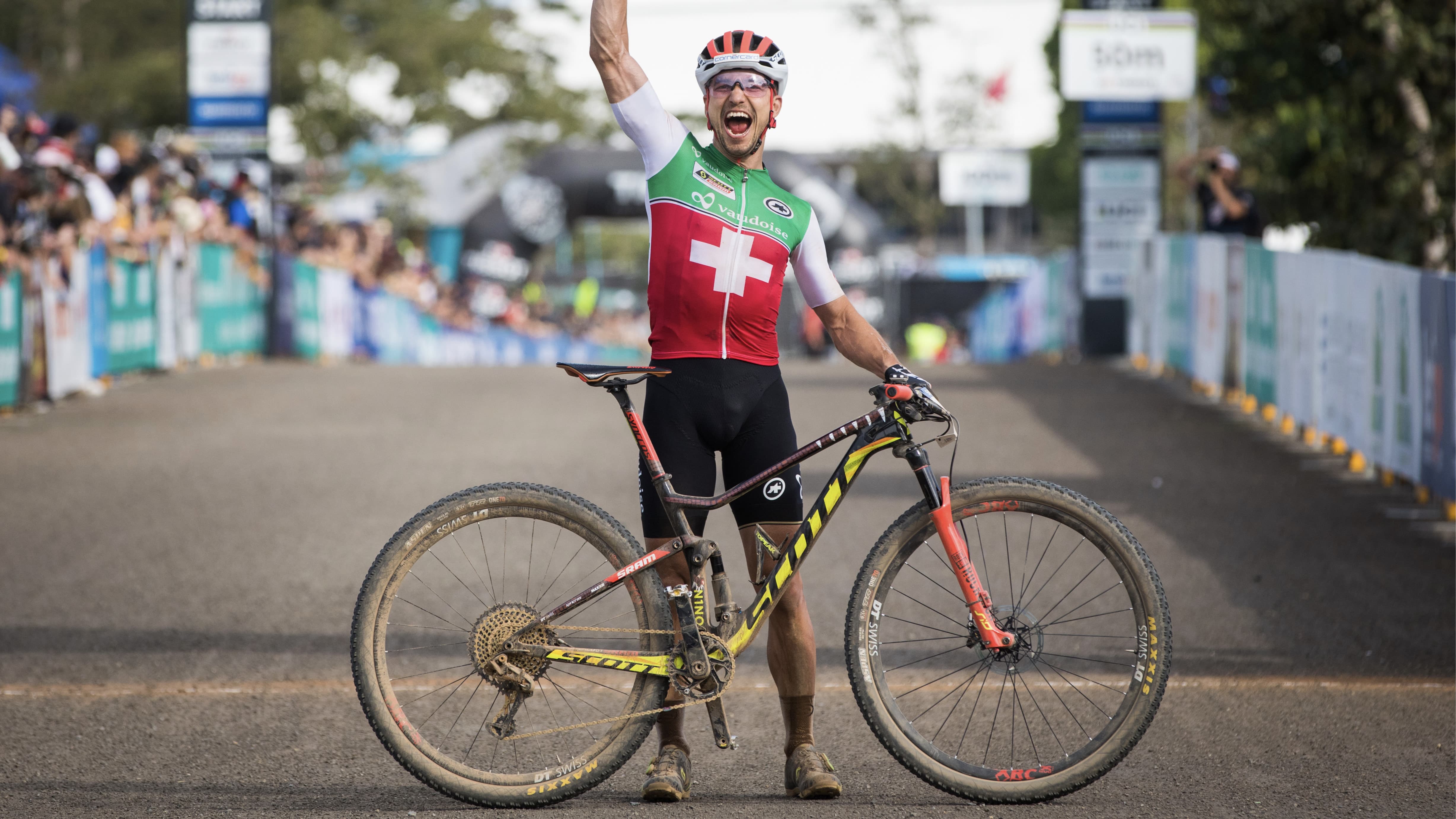 Mountainbike-Star Nino Schurter fährt mit veredelten Speichen-Nippel der Stalder AG.