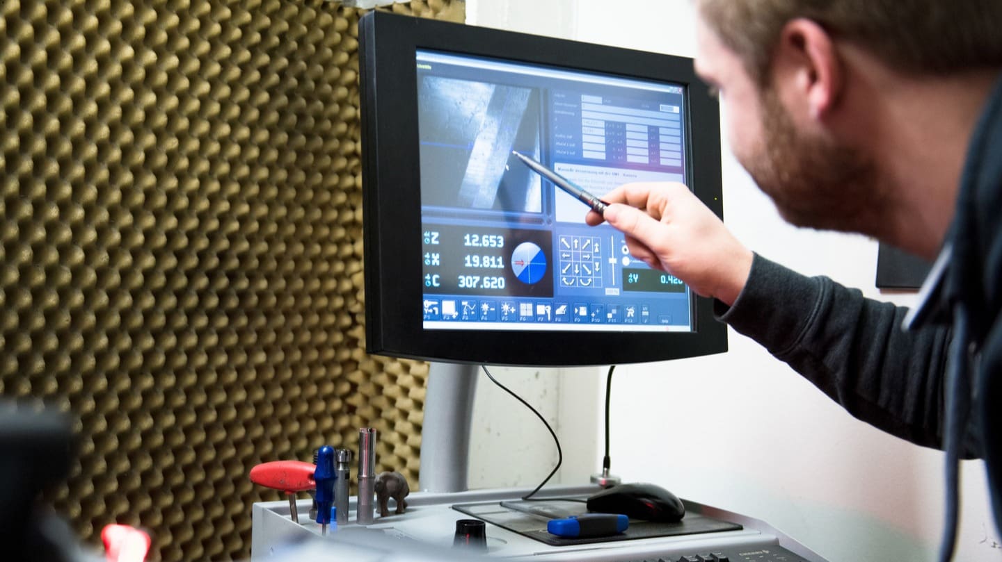 L. Erlacher inspects a cutting edge on the Zoller measuring machine (Photo: Sonja Sindlhauser)
